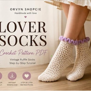 Peut inclure: Chaussettes en crochet crème avec une bordure à volants lavande. Les chaussettes sont présentées sur les jambes d'une personne. L'image comprend le texte "LOVER SOCKS Crochet Pattern PDF" et "Vintage Ruffle Socks Step-by-Step Tutorial."