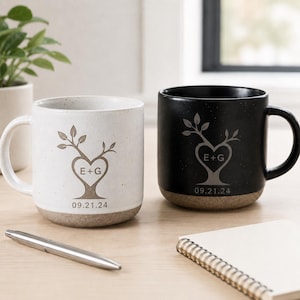 Gepersonaliseerde gegraveerde keramische mok, hartvormige boombeker voor stellen, keramische mok met initialen en datum, cadeau voor huwelijksjubileum