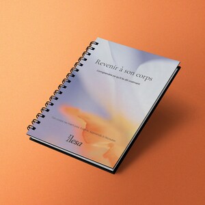 Op de afbeelding: Een spiraalgebonden notitieboek met de titel "Revenir à son corps" in witte tekst. De omslag heeft een zacht, abstract ontwerp met oranje, gele en blauwe tinten. Het notitieboek ligt op een oranje oppervlak.