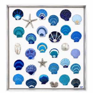 Cuadro decorativo de pared en lienzo pintado a mano con motivos de conchas marinas. Azul y plata. Decoración costera para casa de playa. Regalo ideal para amantes del océano. Hecho a mano.