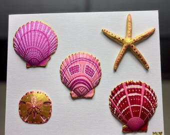 Arte de conchas marinas pintadas a mano en rosa y dorado: vieiras, estrellas de mar, dólares de arena. Decoración costera.