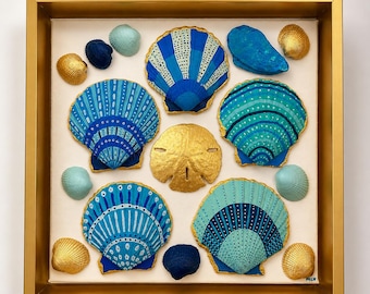Cuadros de conchas marinas pintados a mano. Azul, verde azulado y dorado champán. Lienzo enmarcado de 8x8 pulgadas. Decoración costera.
