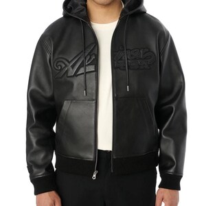 K&ouml;nnte beinhalten: Eine schwarze Lederjacke mit Kapuze, durchgehendem Frontrei&szlig;verschluss, gerippten B&uuml;ndchen und Saum sowie zwei Vordertaschen. Auf der Brust befindet sich eine gepr&auml;gte, tonale Schrift. Getragen &uuml;ber einem wei&szlig;en Shirt und einer schwarzen Cargohose.