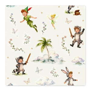 Peut inclure: Un motif de tissu présentant des illustrations à l'aquarelle de Peter Pan, de la fée Clochette et d'enfants en costumes d'animaux, dont un raton laveur et un lapin. Le design inclut un palmier central, des nuages, des papillons et des étoiles.
