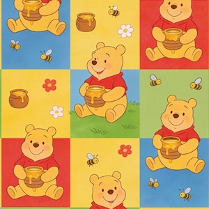 Puede incluir: Un patrón repetitivo de Winnie the Pooh con camiseta roja, sosteniendo cada uno un tarro de miel marrón. El fondo consiste en una cuadrícula de cuadrados amarillos, azules, rojos y verdes decorados con pequeñas abejas, flores rojas y blancas.