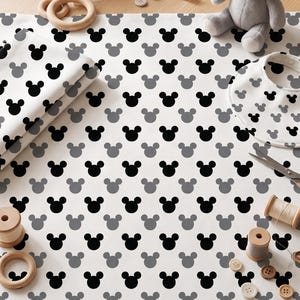 Stoff mit Mickey-Mouse-Silhouette, schwarz-graue Symbole, gekämmte Baumwolle, Prima Yard