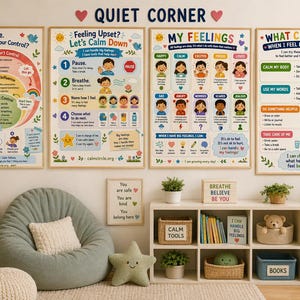 Op de afbeelding: Vier ingelijste educatieve posters met kleurrijke illustraties en tekst over het omgaan met gevoelens hangen aan een witte muur. Een zitzak, een opbergmeubel en decoratieve items maken de rustige hoek compleet.