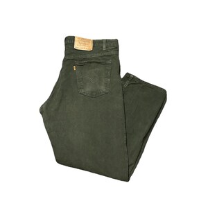 Op de afbeelding: Donkergroene Levi's 550 jeans. De jeans hebben een klassiek ontwerp met vijf zakken, een vervaagde look en een leren patch op de rug. Het Levi's-logo is zichtbaar op de patch en het oranje label op de achterzak.