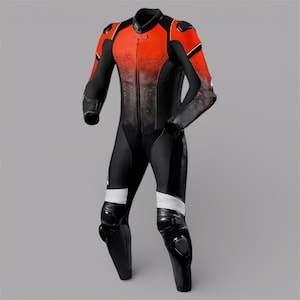 Puede incluir: Un traje de carreras de moto de cuerpo completo con un esquema de color negro y rojo con un efecto degradado en el pecho y los brazos. El traje incluye paneles de armadura protectores en los hombros y las rodillas, una cremallera frontal.
