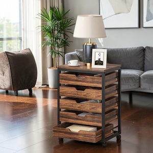 Puede incluir: Un carrito de almacenamiento móvil con acabado de grano de madera oscura y marco de metal negro. Cuenta con cinco cajones horizontales con tiradores recortados, una superficie superior plana y cuatro ruedas pequeñas en la base.