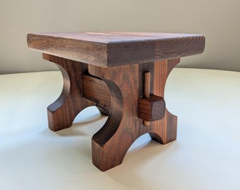 Taburete de madera vintage hecho a mano / Soporte de madera escultural con uniones a la vista / Soporte de exhibición rústico primitivo / Banco pequeño para plantas