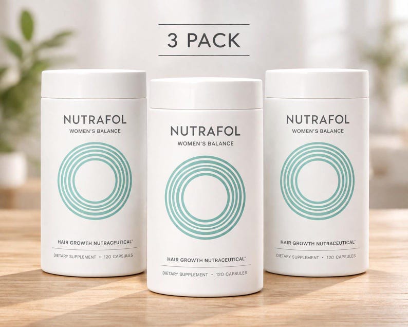 Puede incluir: Tres botellas cil&iacute;ndricas blancas de Nutrafol Women's Balance, suplemento para el crecimiento del cabello. Cada botella tiene un dise&ntilde;o de c&iacute;rculos conc&eacute;ntricos turquesa y el texto "HAIR GROWTH NUTRACEUTICAL" y "DIETARY SUPPLEMENT 120 CAPSULES". El texto "3 PACK" est&aacute; arriba.