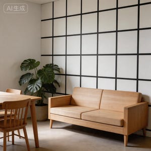 Könnte beinhalten: Helles Holzsofa mit zwei Sitzplätzen und Armlehnen. Der Raum verfügt über einen Holztisch und Stühle, eine große Topfpflanze und eine weiße Wand mit einem schwarzen Gittermuster. Das Sofa ist aus hellem Holz gefertigt.