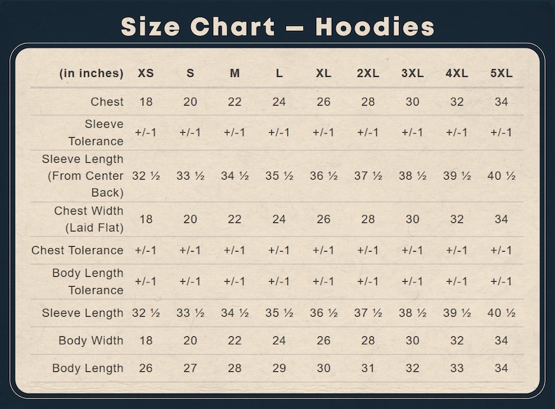 Puede incluir: Una tabla de tallas beige para sudaderas con capucha con texto oscuro. Enumera las medidas en pulgadas para las tallas de la XS a la 5XL, incluyendo el ancho del pecho, largo de manga desde el centro de la espalda, largo y ancho corporal.