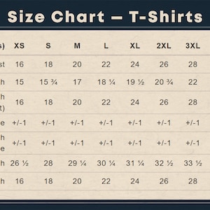 Puede incluir: Una tabla de tallas de camisetas en color beige con texto oscuro sobre un fondo oscuro. Enumera las medidas en pulgadas para las tallas de la XS a la 5XL, incluyendo pecho, largo de manga, ancho de pecho, tolerancia, largo de cuerpo y ancho.