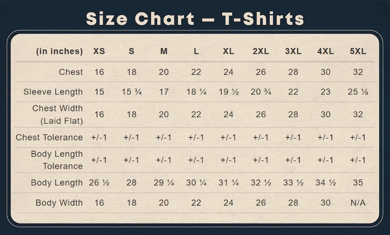 Puede incluir: Una tabla de tallas de camisetas en color beige con texto oscuro sobre un fondo oscuro. Enumera las medidas en pulgadas para las tallas de la XS a la 5XL, incluyendo pecho, largo de manga, ancho de pecho, tolerancia, largo de cuerpo y ancho.