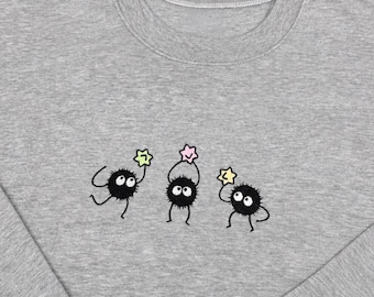 Sudadera con capucha/capucha bordada con diseño de duendes de hollín estilo anime.