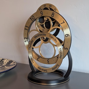 Hoops Sr: Unik kugghjulsdriven konstklocka • Patentsökta roterande urtavlor väcker ett fascinerande, 3D-printat samtalsämne till liv.