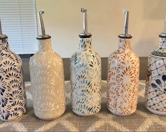 Dispenser per olio in ceramica dipinta a mano, ispirato alla ceramica Talavera – 473 ml, senza piombo, resistente alle alte temperature.