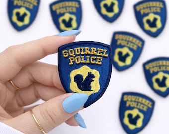 Écusson brodé police écureuil, applique décorative amusante pour animal de compagnie (2,25 po. H x 1,75 po. l)