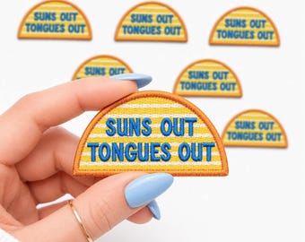 Parche termoadhesivo para perro con la frase "Suns Out Tongues Out" (Sol fuera, lengua fuera), accesorio para mascotas, detalle para pañuelo.