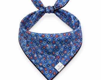 Bandana floral rouge blanc bleu pour chien, accessoire en polyester pour animal de compagnie, écharpe enveloppante