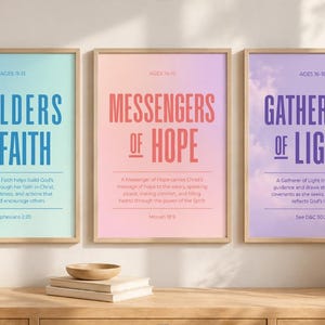 Könnte beinhalten: Drei gerahmte Kunstdrucke mit inspirierenden Botschaften. Die Drucke zeigen die Sätze "Builders of Faith", "Messengers of Hope" und "Gatherers of Light" in fetter Schrift vor pastellfarbenen Hintergründen. Die Rahmen sind helles Holz.