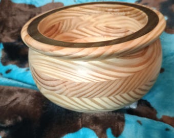Cuenco de madera con anillo de resina, diseño de vetas únicas en su tipo.