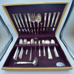 Juego de cubiertos Nobility Plate Royal Wind Song, chapados en plata, de más de 60 piezas, con caja de madera.
