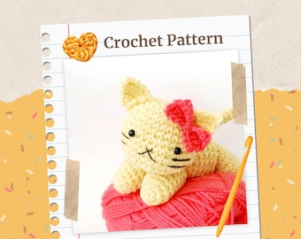 Könnte beinhalten: Häkelanleitung für eine gelbe Amigurumi-Katze mit einer rosa Schleife, die auf einem rosa Wollknäuel sitzt. Die Anleitung enthält Anweisungen zum Herstellen der Katze und der Schleife. Der Text "Machen Sie Ihr eigenes Amigurumi-Plüschtier mit diesem Häkelmuster!" ist enthalten.