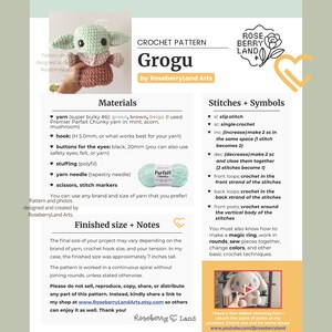 Może przedstawiać: Cyfrowy dokument ze wzorem szydełkowym na pluszaka Grogu od RoseberryLand Arts. Strona zawiera zdjęcie miętowo-zielonego i brązowego szydełkowanego stworzenia, listę materiał&oacute;w, definicje ścieg&oacute;w oraz notatki dotyczące projektu.