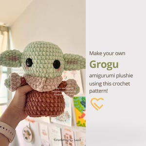 Może przedstawiać: Jasnozielona i brązowa szydełkowana maskotka z dużymi czarnymi oczami i spiczastymi uszami. Tekst po prawej stronie brzmi: Make your own Grogu amigurumi plushie using this crochet pattern! Pattern and photos designed and created by Roseberry Land.
