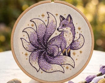 Broderikit med niosvansad räv - Celestial Purple Kitsune Mytisk DIY-pysselgåva - Fantasy Hoop Art Avkopplande Projekt