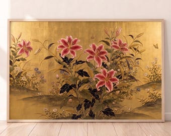 Könnte beinhalten: Ein rechteckiger Wandkunstdruck mit einer horizontalen Komposition aus rosa und weißen Lilien mit dunkelgrünen Blättern vor einem metallischen Blattgoldhintergrund. Das Kunstwerk zeigt detaillierte Blumenstiele, kleine weiße Blüten und einen Schmetterling.
