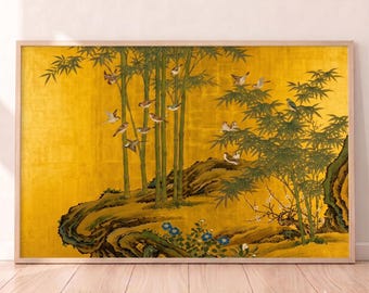 Könnte beinhalten: Ein rechteckiger Wandkunstdruck mit einem leuchtend goldenen Hintergrund, grünen Bambusstängeln, auf Ästen sitzenden braunen Vögeln und kleinen blauen Blumen, die in der Nähe einer dunkelbraunen Felsformation wachsen, eingefasst in einen hellen Holzrahmen.