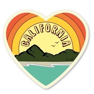 Op de afbeelding: Een hartvormige sticker met een retro zonsondergangontwerp. De sticker heeft een gele zon met oranje en rode stralen, groene bergen, een blauwe oceaan en het woord "CALIFORNIA" in een retro lettertype.