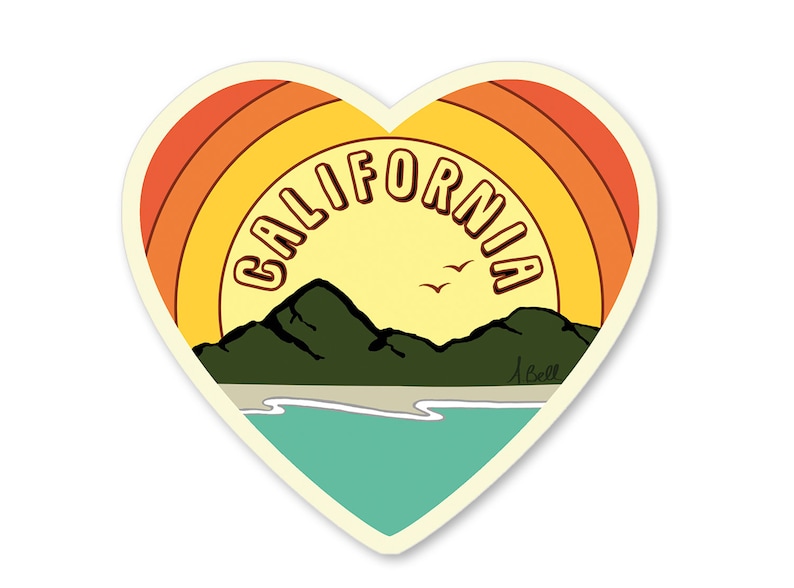 Op de afbeelding: Een hartvormige sticker met een retro zonsondergangontwerp. De sticker heeft een gele zon met oranje en rode stralen, groene bergen, een blauwe oceaan en het woord "CALIFORNIA" in een retro lettertype.