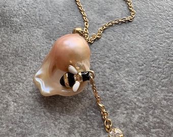 Collar barroco de perlas con dije de abeja | Collar único y llamativo | Colgante de perlas con cadena de oro | Joya exclusiva