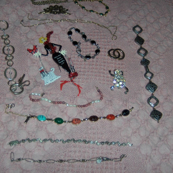 Vintage Lot of Broken Jewelry Bracelets Pins Chains Costume Craft Supplies Repurposing Projects Junk 1/20 12K Pieces