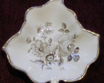 Queen Anne Bone China England Trinket Dish Leaf Shaped Pin Plate Vintage Gold Rim Floral Jewelry Bowl