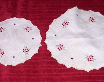 Vintage 2-Lot Doily Set Linen Doilies Pink Embroidered Cut-Out Flowers & Greenery with Scalloped Edges Placemats