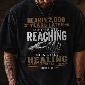 Fast 2.000 Jahre später erreichen sie T-Shirt | Christlicher Glaube Schrift Tee