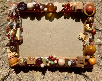 Handgefertigter Erinnerungsrahmen aus Holz mit Vintage-Stil Schnickschnack - Eklektische Mixed Media Memory Box - Einzigartiger Kunstrahmen
