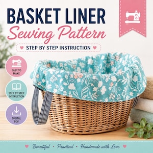 Op de afbeelding: Een rieten mand met een bloemenpatroon voering. De tekst "BASKET LINER Sewing Pattern" wordt boven de mand weergegeven. De voering is een lichtblauwe stof met witte en roze bloemen. De tekst "STEP BY STEP INSTRUCTION" wordt ook weergegeven.