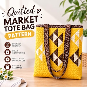 Pode incluir: Uma bolsa de mercado acolchoada com base amarela e padrões geométricos de cata-vento em marrom e branco. A bolsa possui duas alças com estampa floral marrom e um acabamento floral marrom na borda superior. Texto: Quilted Market Tote Bag Pattern.