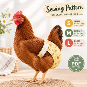 Op de afbeelding: Een bruine kip draagt een gele luier met een kippenpatroon. De tekst luidt Sewing Pattern Chicken Carrier Bag, met maatopties voor Small 1,5-3 kg, Medium 3-5 kg en Large 5-8 kg, inclusief een ronde badge met de tekst PDF Pattern.