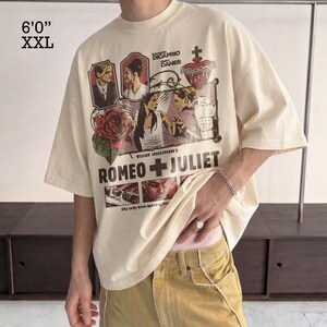 T-shirt del film Romeo + Giulietta del 1996 / Maglietta streetwear oversize con spalle scese immagine 4