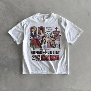 T-shirt del film Romeo + Giulietta del 1996 / Maglietta streetwear oversize con spalle scese Lucent White