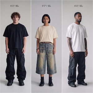 Pu&ograve; includere: Tre persone indossano magliette a maniche corte con girocollo in nero, crema e bianco. Le figure a sinistra e a destra indossano pantaloni cargo neri, mentre la figura centrale indossa culotte in denim blu. Le etichette di testo indicano 6'2"/XL e 5'7"/XL.