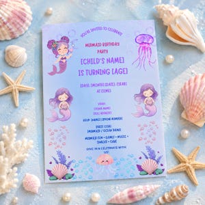Könnte beinhalten: Eine rechteckige, hellblaue Geburtstagseinladungskarte mit violetten Meerjungfrauen-Illustrationen, einer Qualle und Blasen. Der Text lautet: YOU'RE INVITED TO CELEBRATE MERMAID BIRTHDAY PARTY [CHILD'S NAME] IS TURNING [AGE] [DAY], [MONTH] [DATE], [YEAR] AT [TIME].